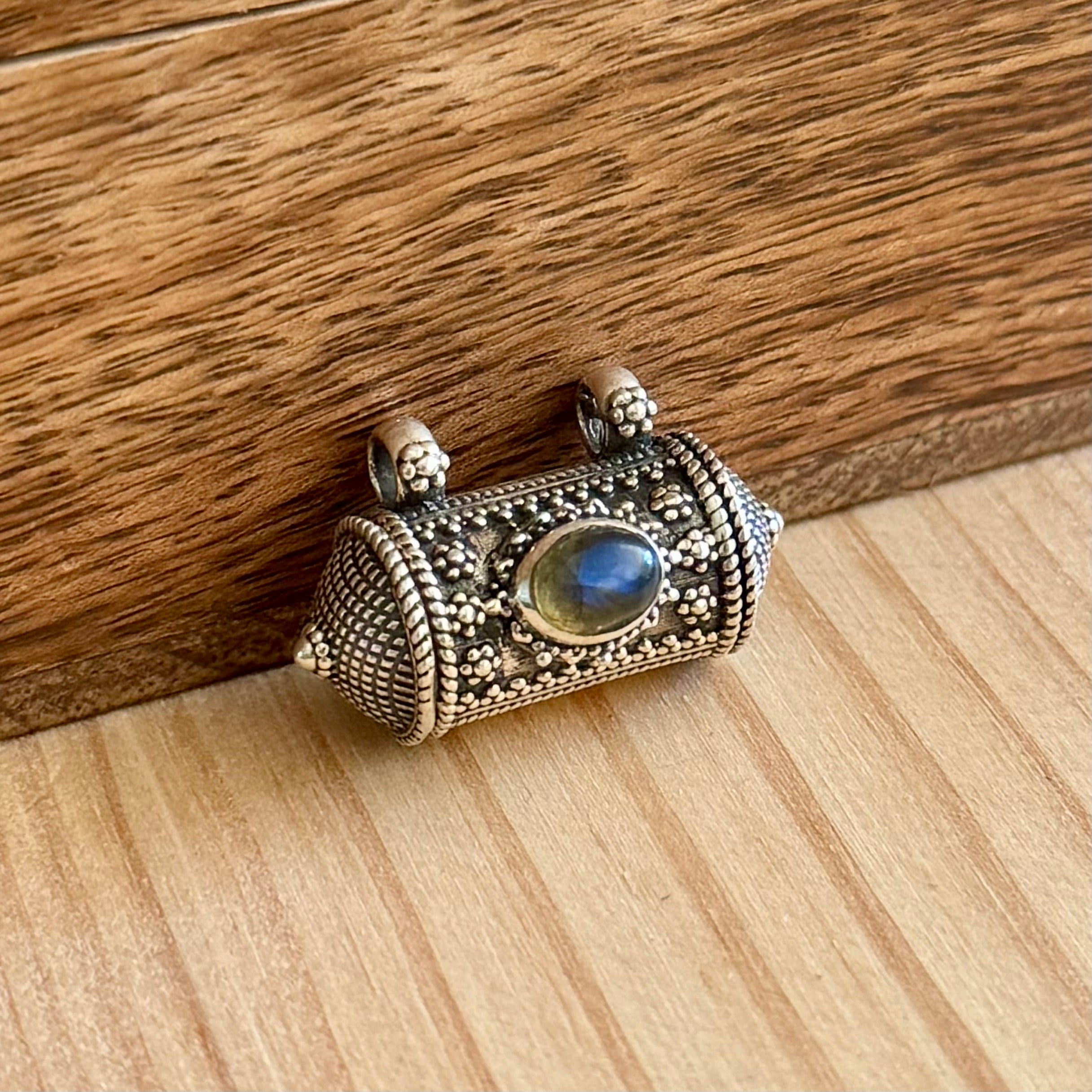 Prayer box Nawa | Sterling zilver & labradoriet image 0